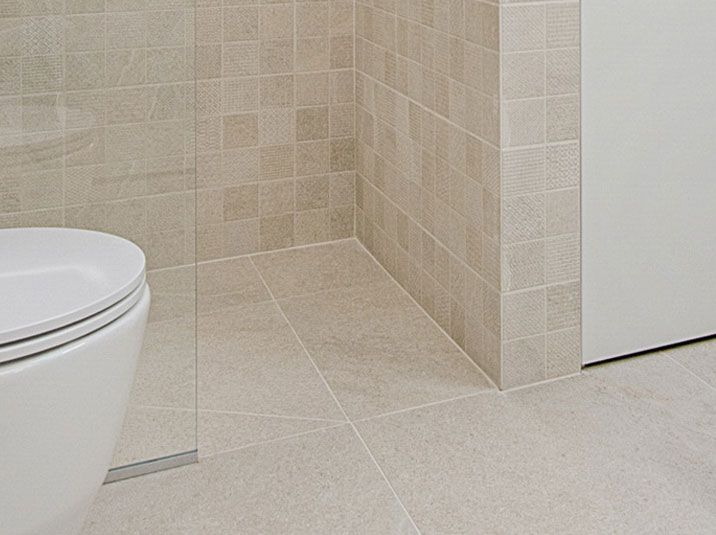 A bathroom with a toilet and a shower.